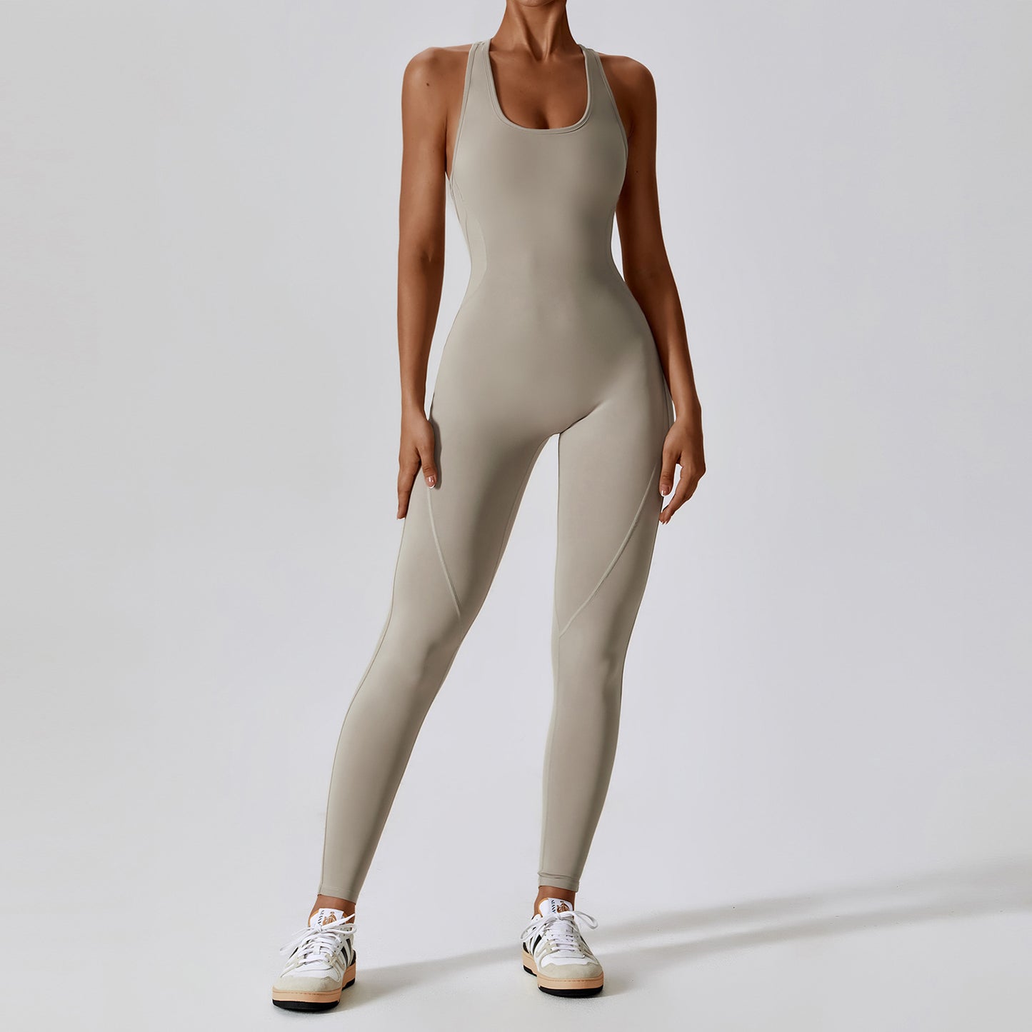 
                  
                    Body-Hugging Backless Yoga Jumpsuit and accessories5
                  
                